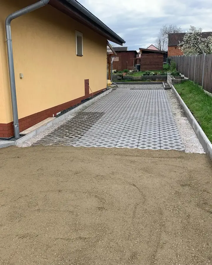 Příjezdová cesta ze zámkové dlažby u domu