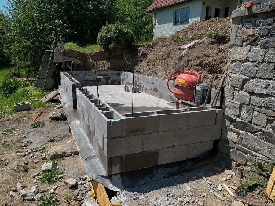 Zdivo z tvárnic vedle kamenné zdi